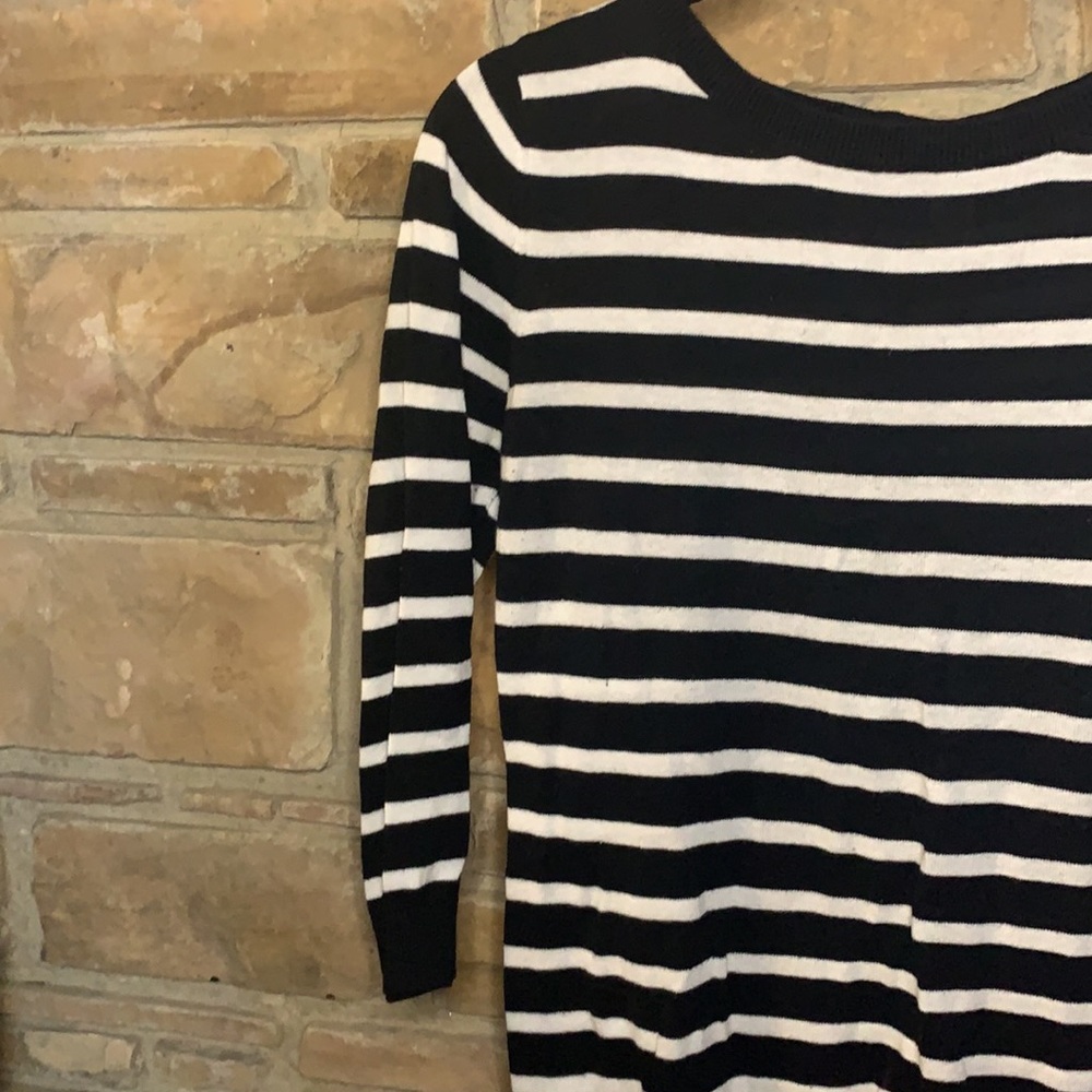 Quarter sleeve black/white striped sweater